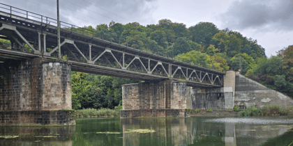 Eisenbahnbrücke über einen ruhigen Fluss