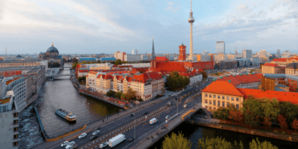 Blick über Berlin mit der Spree, dem Berliner Fernsehturm und dem Bode-Museum