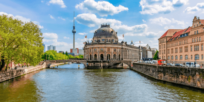 Blick auf die Museumsinsel in Berlin mit der Spree und dem Berliner Fernsehturm