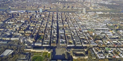 Luftaufnahme des Mannheimer Schlosses und der quadratisch angelegten Innenstadt.