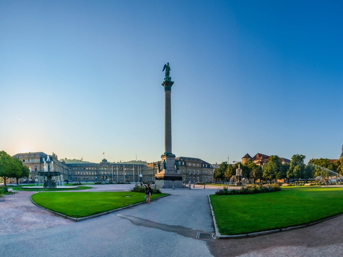 Schlossplatz in Stuttgart mit Jubiläumssäule und Neuem Schloss