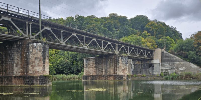 Eisenbahnbrücke über einen ruhigen Fluss