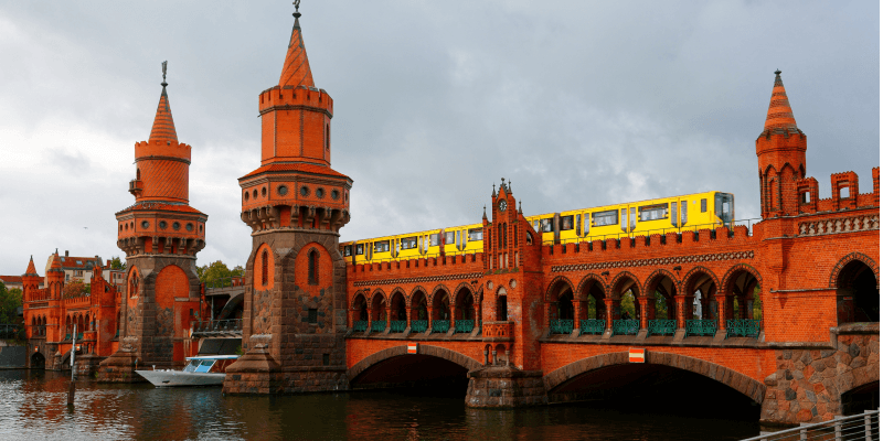 Gelber Zug auf der Oberbaumbrücke über der Spree in Berlin