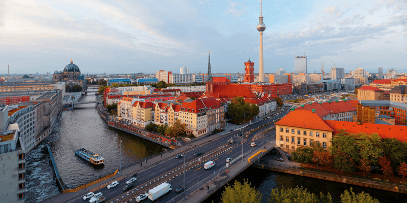 Blick über Berlin mit der Spree, dem Berliner Fernsehturm und dem Bode-Museum