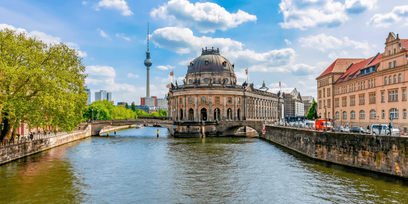 Blick auf die Museumsinsel in Berlin mit der Spree und dem Berliner Fernsehturm