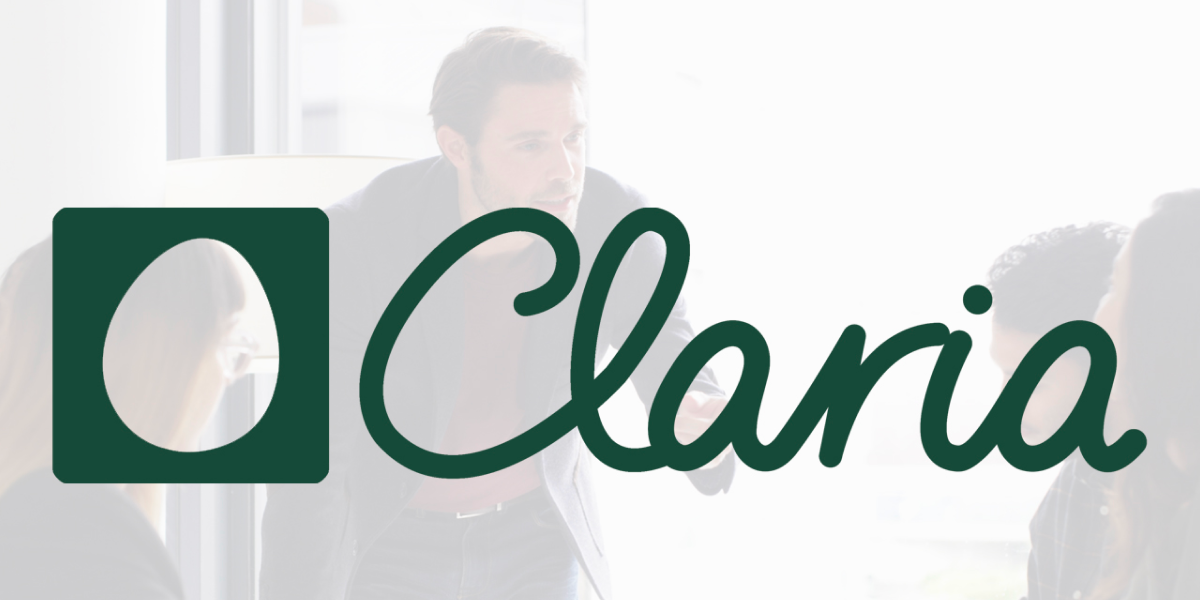 Claria, die KI-Plattform für frühe Konfliktklärung: Logo vor einem Foto eines Teamgesprächs