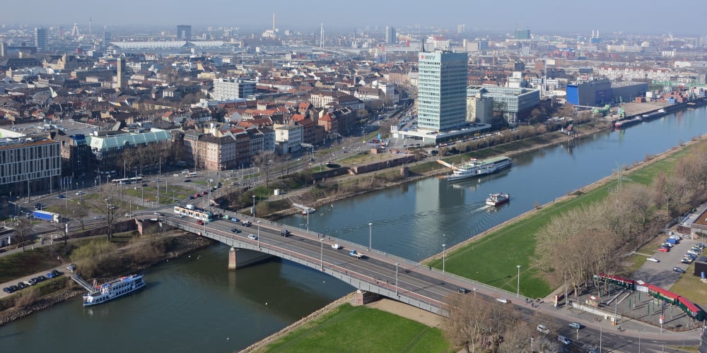 Luftaufnahme der Kurpfalzbrücke über den Neckar mit Blick auf Mannheim.