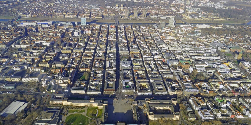 Luftaufnahme des Mannheimer Schlosses und der quadratisch angelegten Innenstadt.