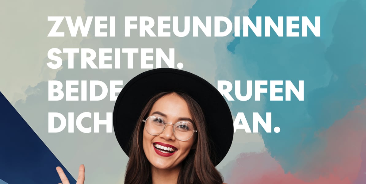Lächelnde Frau mit Brille und schwarzem Hut vor dem englischen Schriftzug: „Zwei Freunde streiten sich. Beide rufen dich an.“