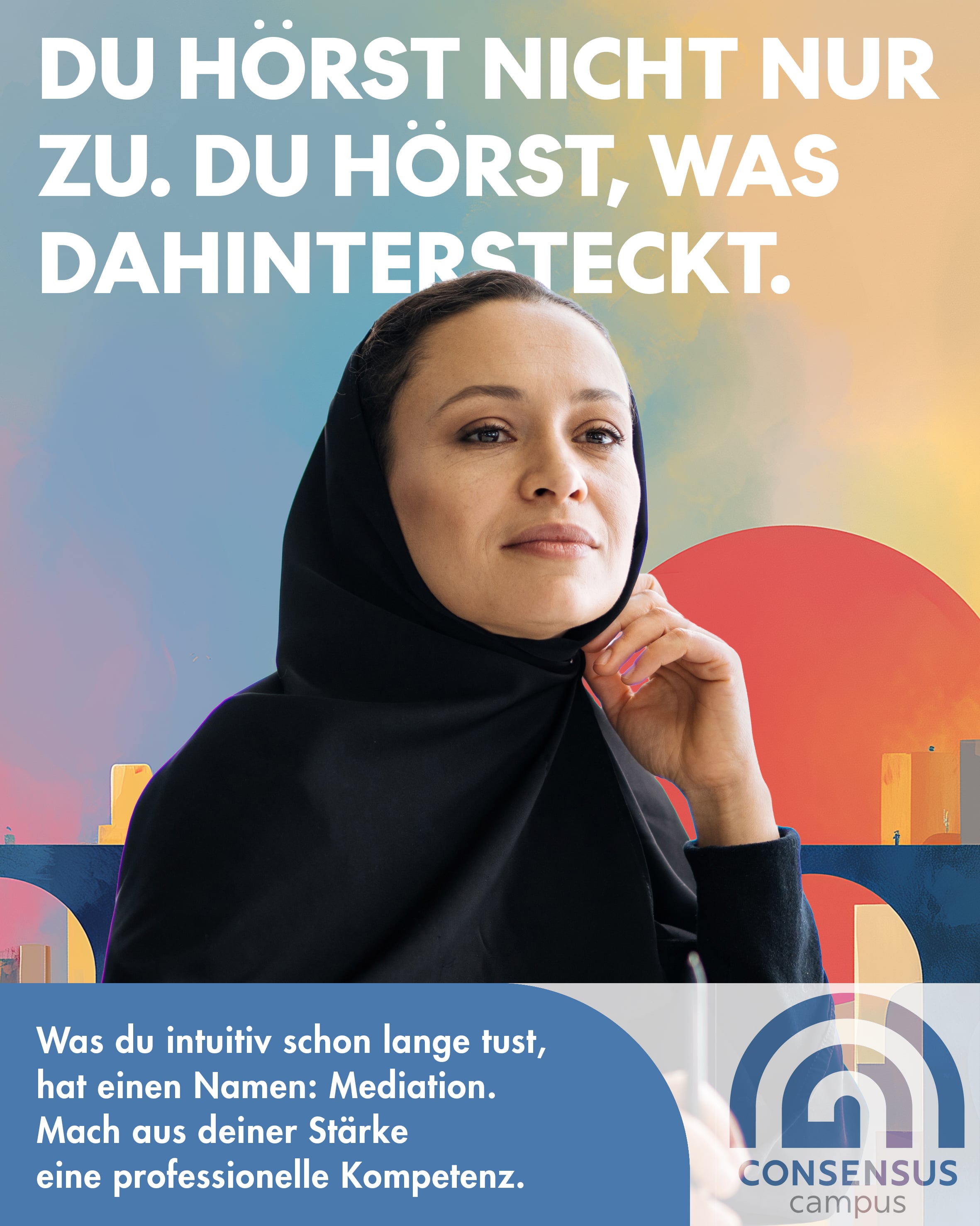 Kampagnenmotiv „Natural Born Mediators“: Zwei Freundinnen streiten. Beide rufen dich an. – Lachende junge Frau mit schwarzem Hut und Brille