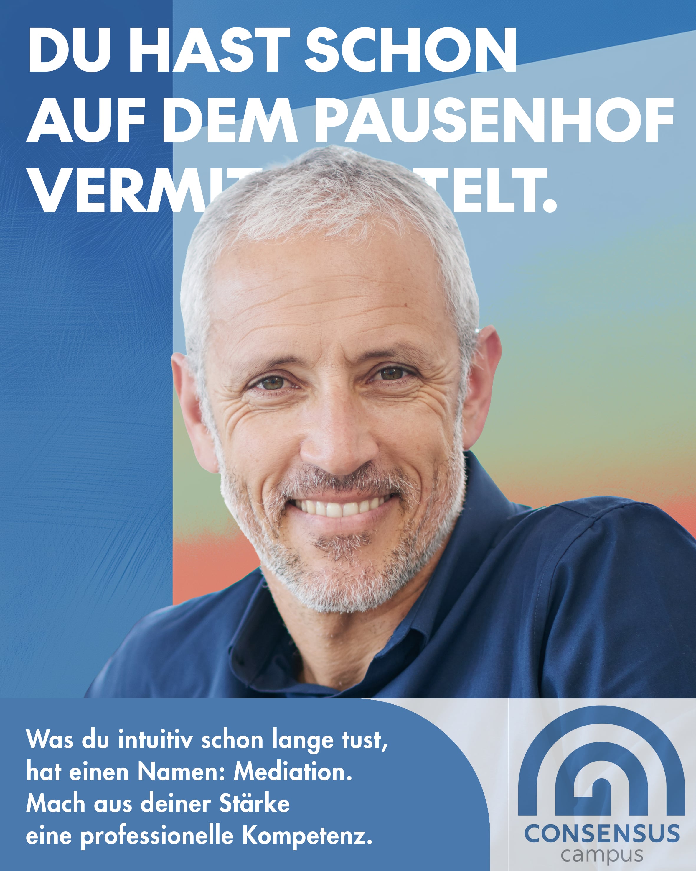 Kampagnenmotiv „Natural Born Mediators“: Du hörst nicht nur zu. Du hörst, was dahintersteckt. – Nachdenkliche Frau mit schwarzem Kopftuch, die Hand am Kinn