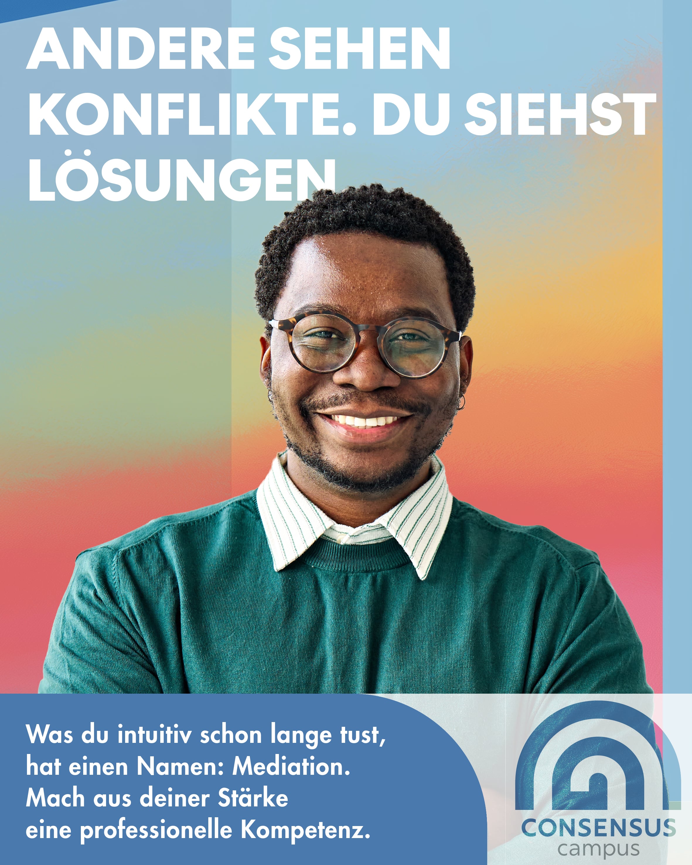 Kampagnenmotiv „Natural Born Mediators“: Andere sehen Streit. Du siehst zwei Perspektiven. – Lächelnder Mann mit roter Brille und blauem Hemd