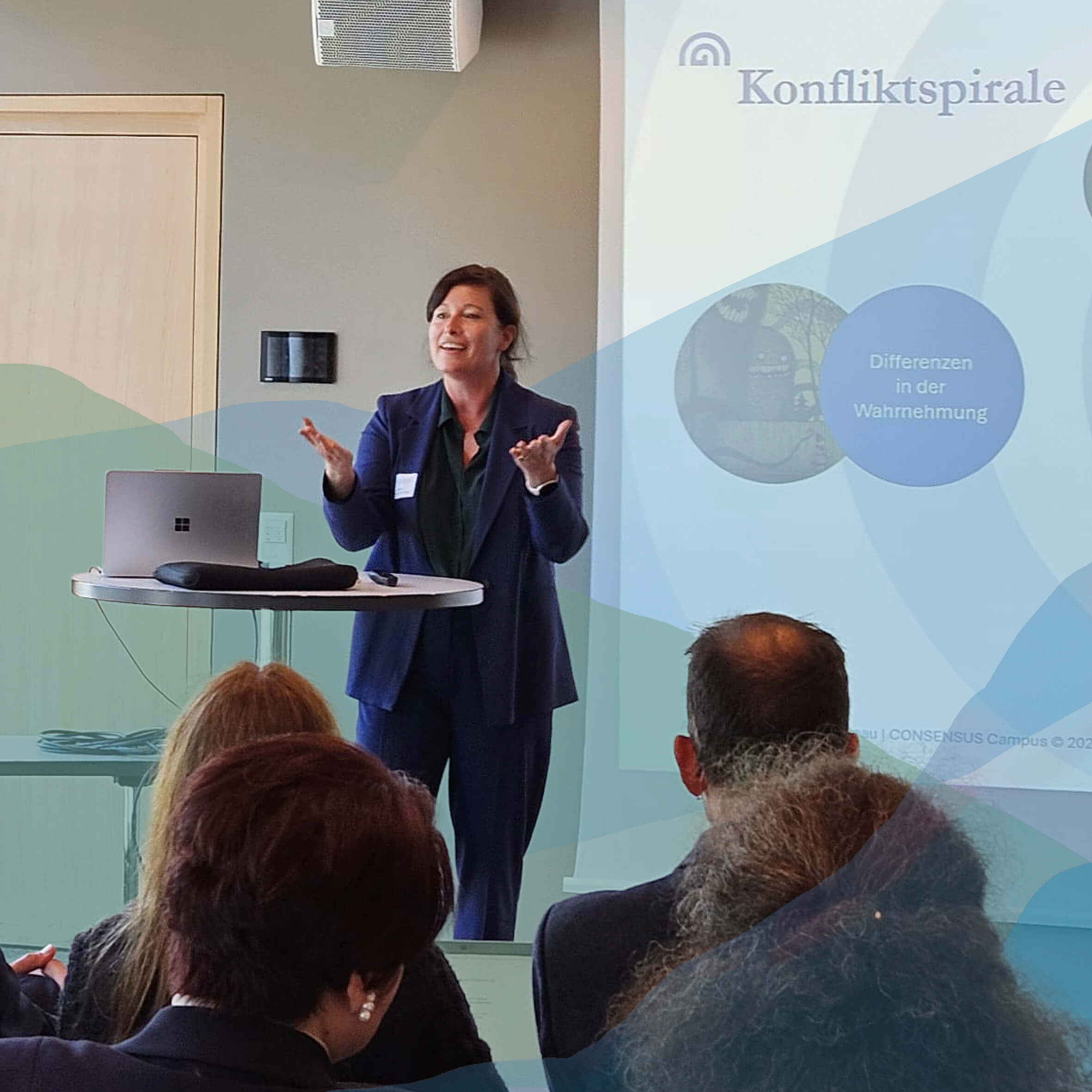Teilnehmende im Gespräch am CONSENSUS Campus Toskana